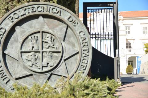 Escudo de la UPCT en el acceso al Rectorado.